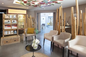 Couples treatment room(s), sauna, hot tub, steam room