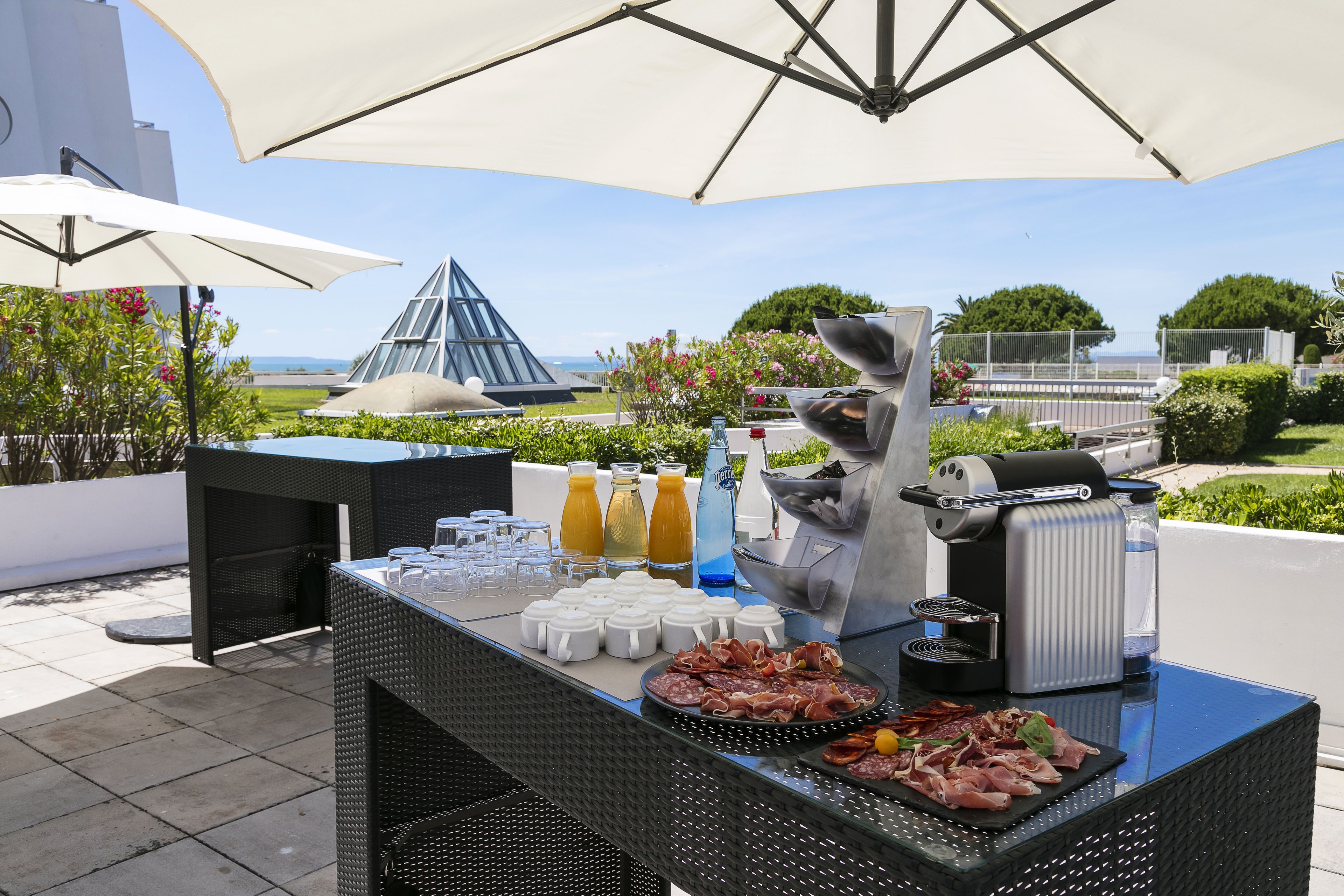 Petit déjeuner, déjeuner et dîner servis sur place, vue sur la plage