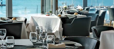 Aperto a colazione e pranzo, cucina locale, con vista sulla spiaggia