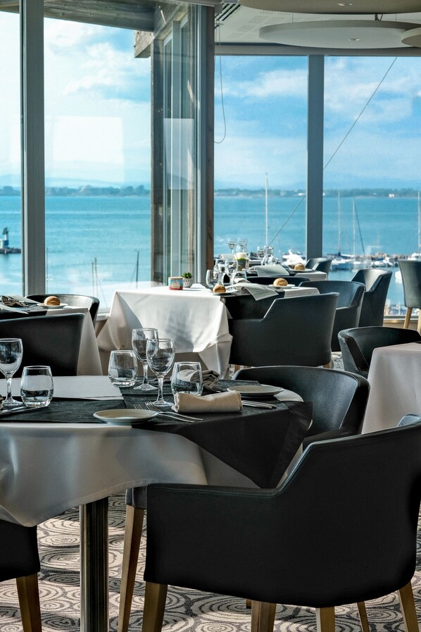 Breakfast, lunch, dinner served; local cuisine, beach views 