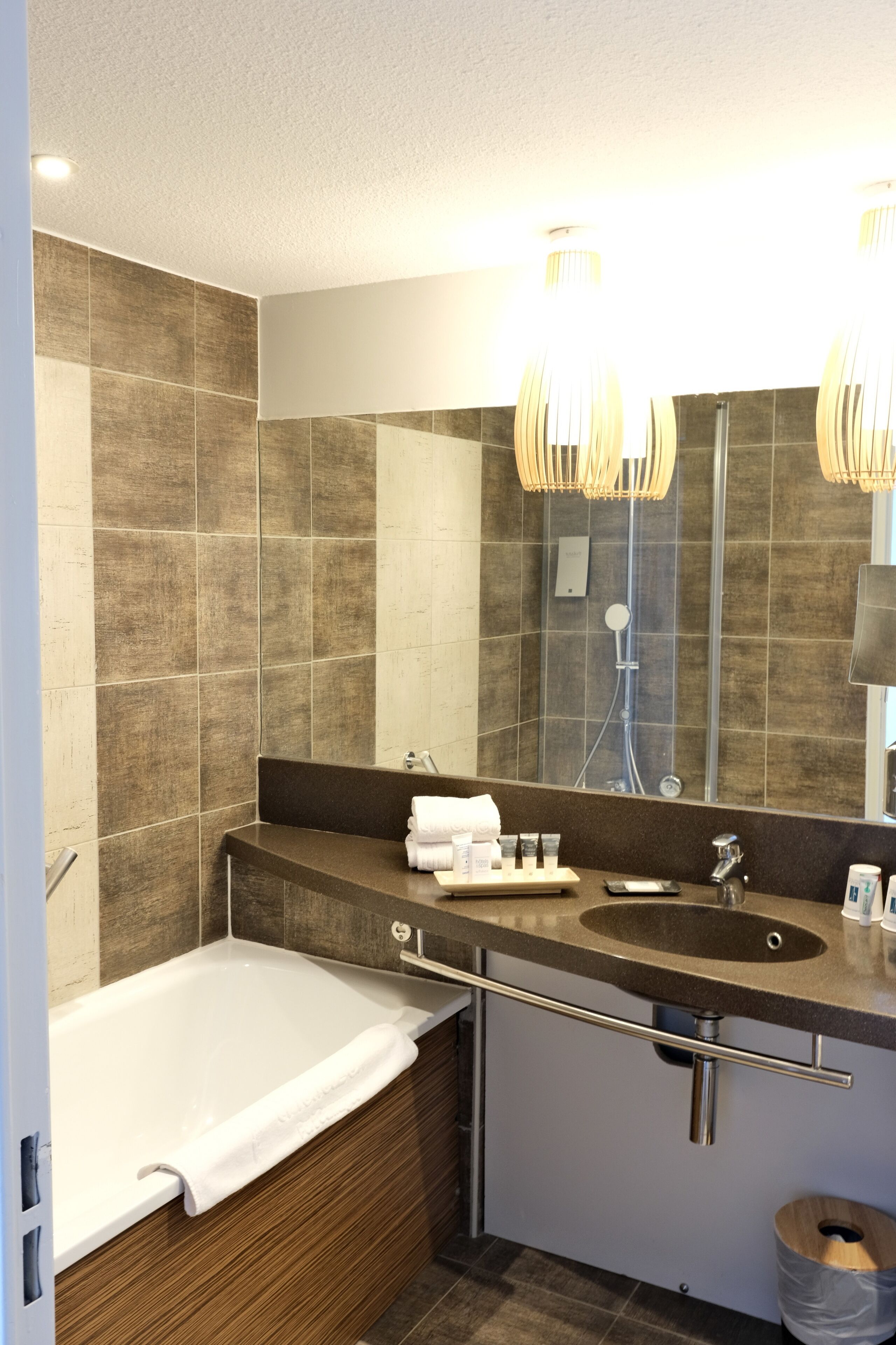 Een moderne badkamer met een bad, een wastafel en een spiegel.