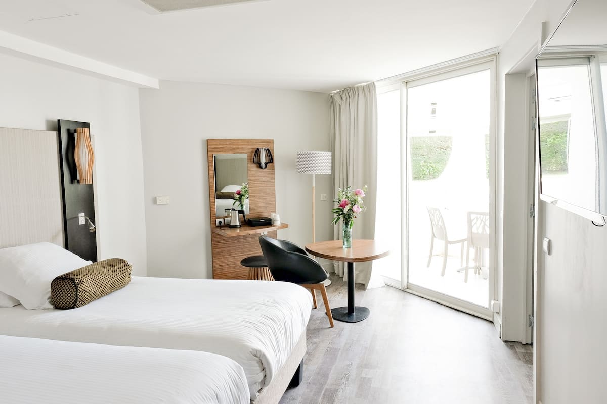 Klassieke Twin kamer, uitzicht op tuin | Luxe beddengoed, een minibar, een kluis op de kamer, een bureau