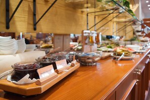 Petit déjeuner buffet (12.90 EUR par personne)