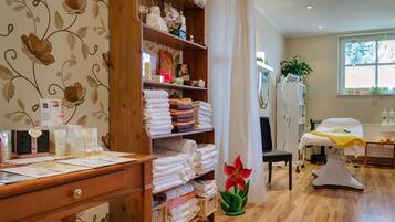 Couples treatment rooms, sauna, steam room, body treatments