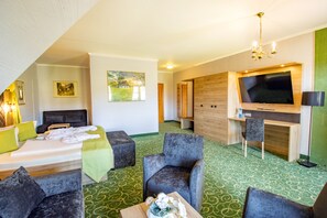 Junior suite | Luxe beddengoed, pillowtop-bedden, individueel gedecoreerd