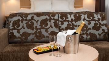 Deluxe Double Room, Balcony, Park View | In-room dining