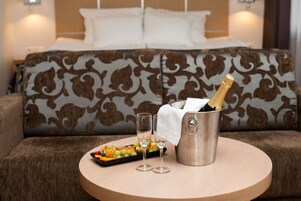 Quarto casal luxo, sacada, vista para o parque | Opções para refeição no quarto