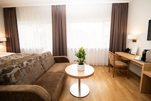 Deluxe Double Room, Balcony, Park View | Living area
