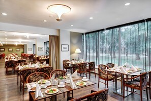 Breakfast, lunch, dinner served; garden views 