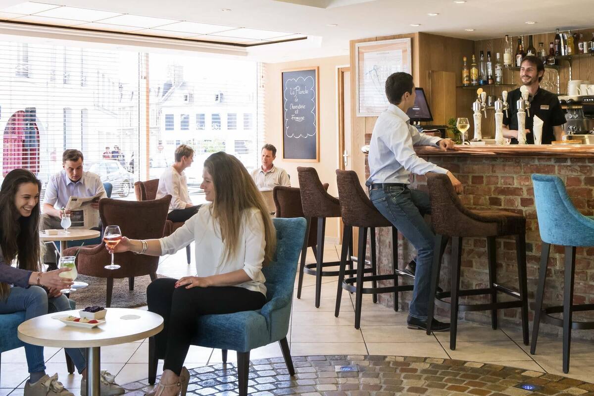 serves breakfast, lunch and dinner