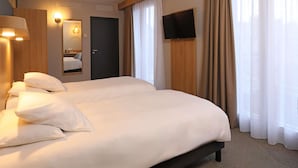 Kamar Twin Klasik, 2 Tempat Tidur Twin | Brankas, meja kerja, kedap suara, dan setrika/meja setrika