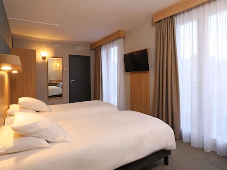 Caja de seguridad en la habitación y escritorio . Hôtel Mercure Abbeville Centre - Porte de La Baie de Somme