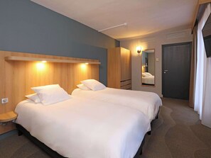 Chambre classique avec lits jumeaux, 2 lits jumeaux | Coffre-fort, bureau, système d’insonorisation, fer et planche à repasser