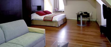 Zimmersafe, Schreibtisch, schallisolierte Zimmer, Bügeleisen/Bügelbrett
