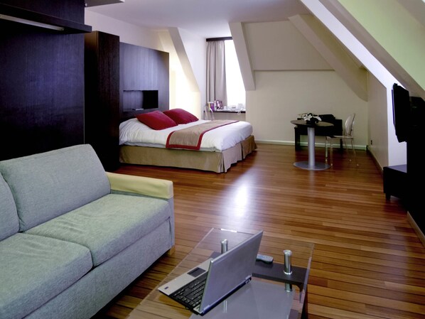 Zimmersafe, Schreibtisch, schallisolierte Zimmer, Bügeleisen/Bügelbrett