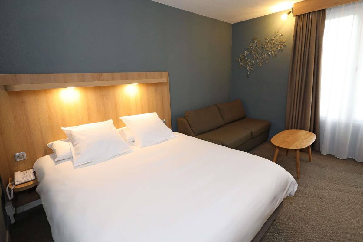 Privilege, Chambre Familiale, 1 lit double et 1 canapé-lit | Coffres-forts dans les chambres, bureau, chambres insonorisées