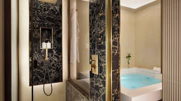 Articles de toilette gratuits, sĂšche-cheveux, bidet, serviettes fournies