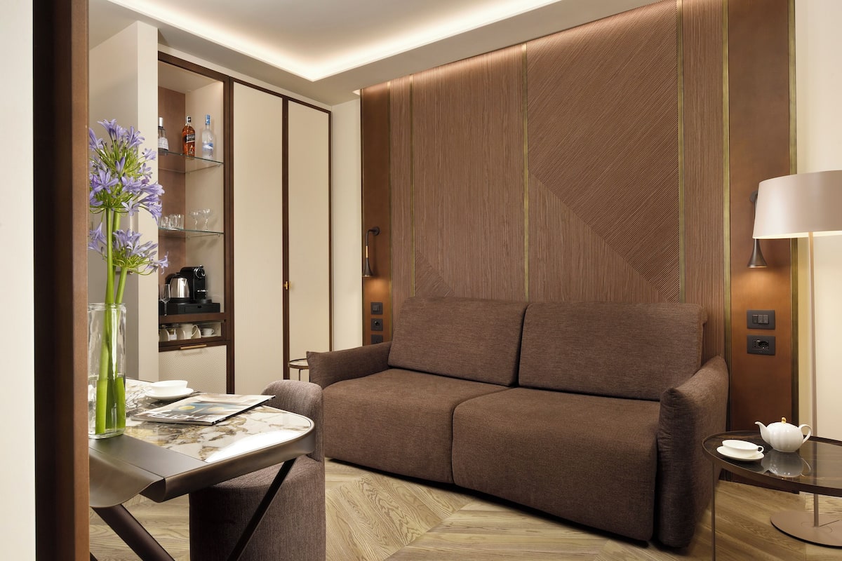Suite with Jacuzzi Balcony City View | 거실 공간 | 위성 채널 시청이 가능한 55인치 LCD TV