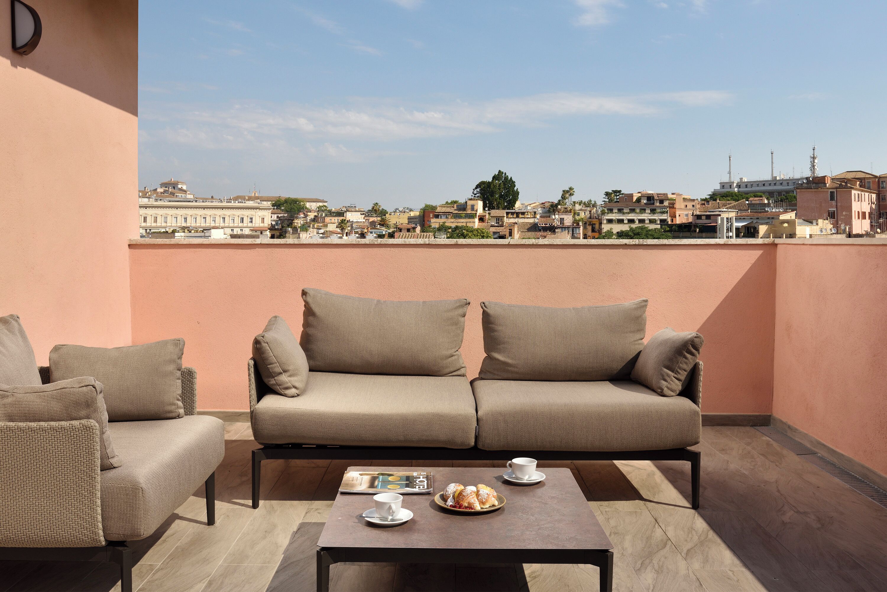 gallery single room | 1 bedroom, minibar, in-room safe, desk