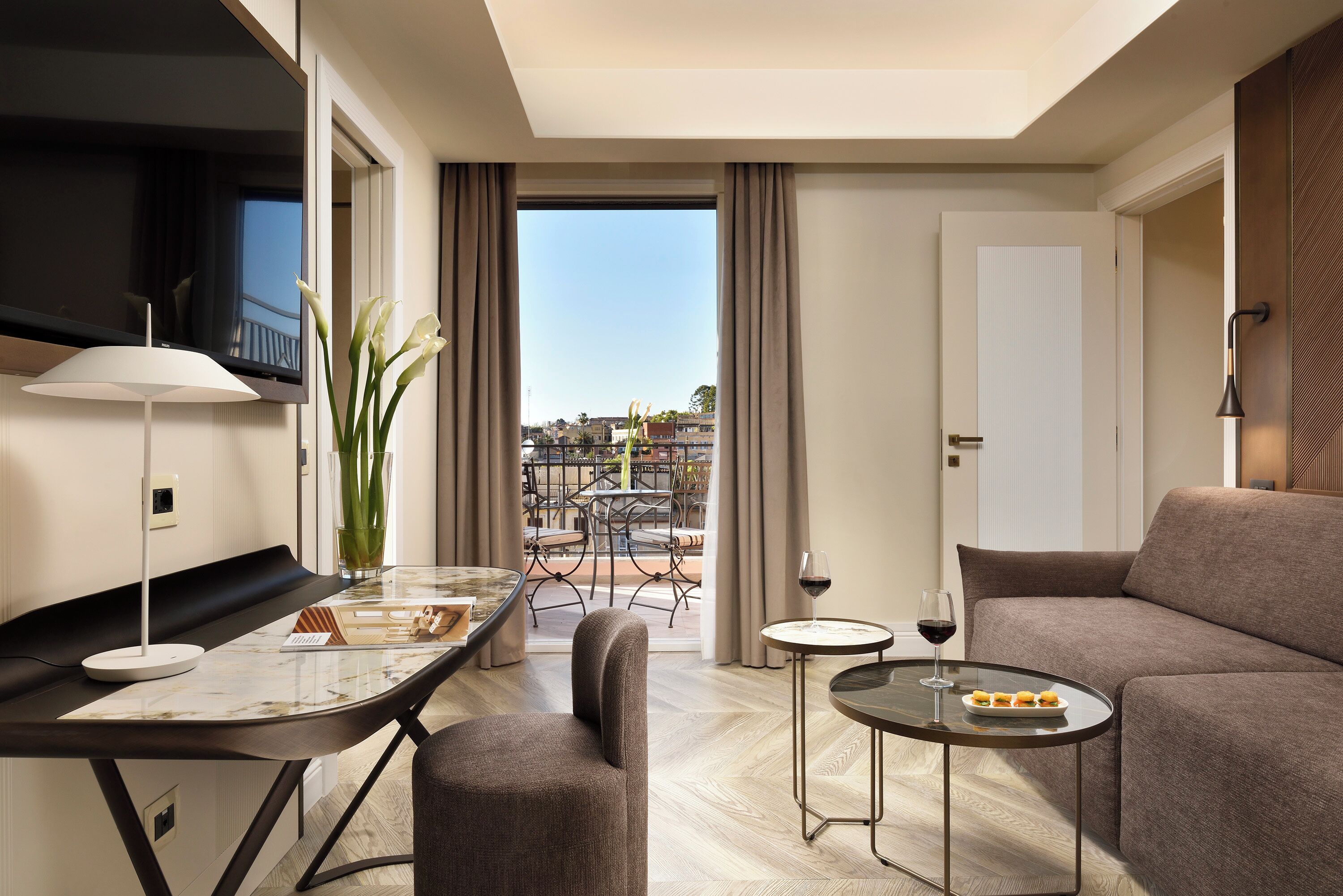 Suite with Jacuzzi Balcony Iconic View | Living area | LCD TV