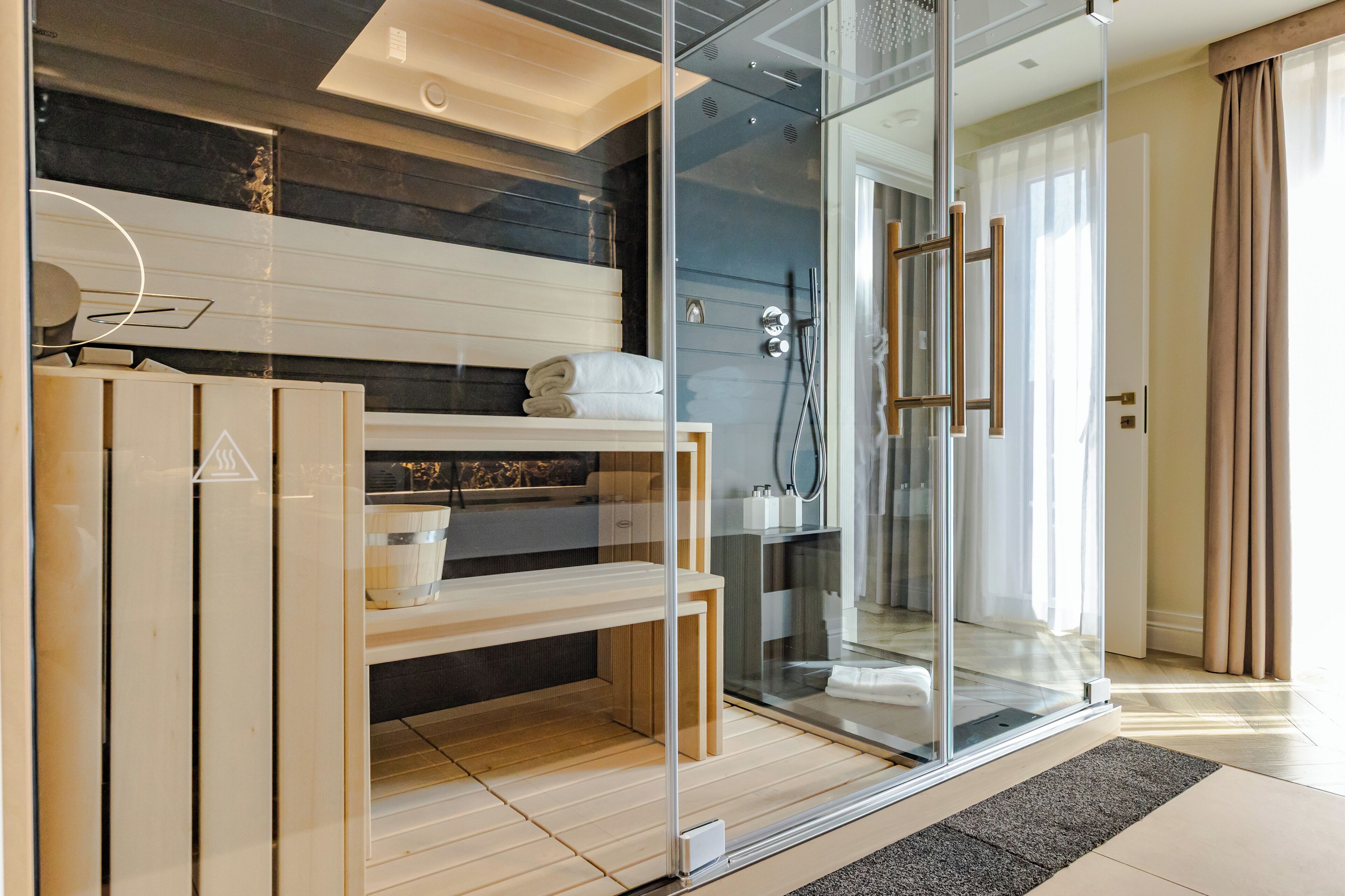 Suíte presidencial, sauna seca, vista para a cidade | Frigobar, cofres nos quartos, escrivaninha, quartos à prova de som