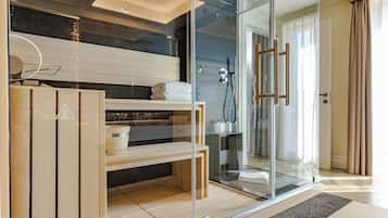 Suíte presidencial, sauna seca, vista para a cidade | Frigobar, cofres nos quartos, escrivaninha, quartos à prova de som
