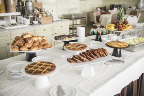 Petit-déjeuner continental (20 EUR par personne)