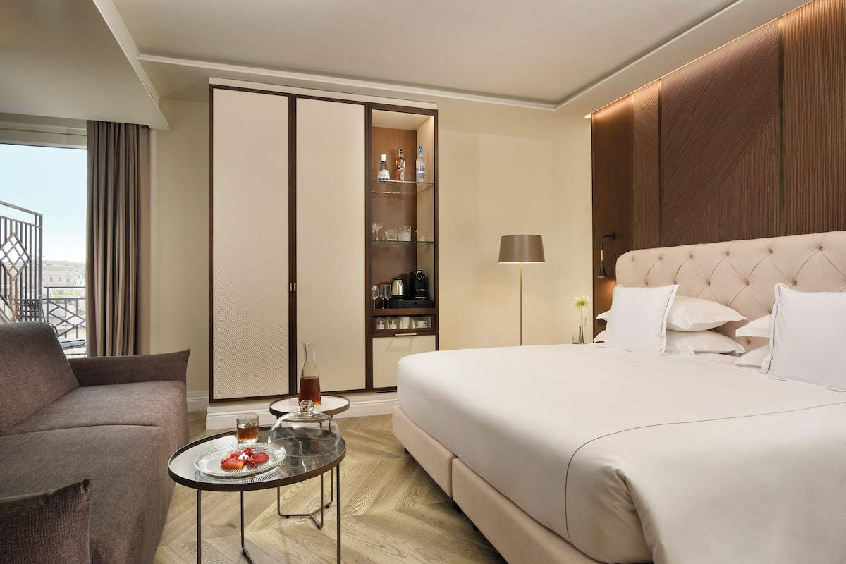 Gallery Single Room | 1 bedroom, minibar, in-room safe, desk