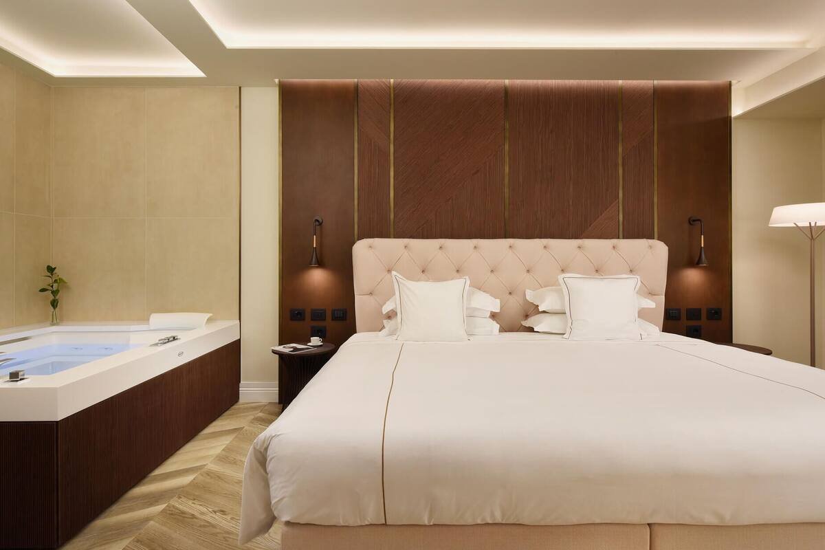 Luxe suite | Een minibar, een kluis op de kamer, een bureau, geluiddichte muren
