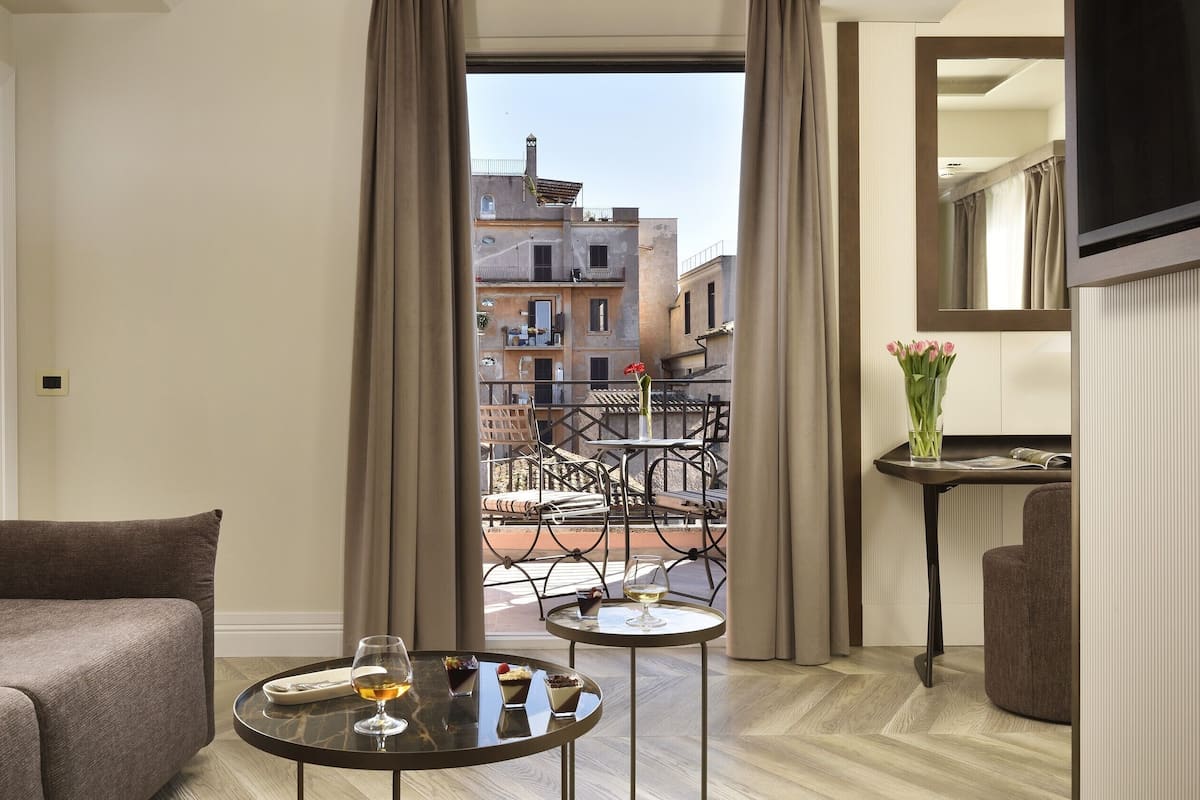 Suite, Hot Tub, City View (Panoramic Terrace) | Living area