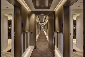 Gallery Single Room | Minibar, in-room safe, desk, soundproofing