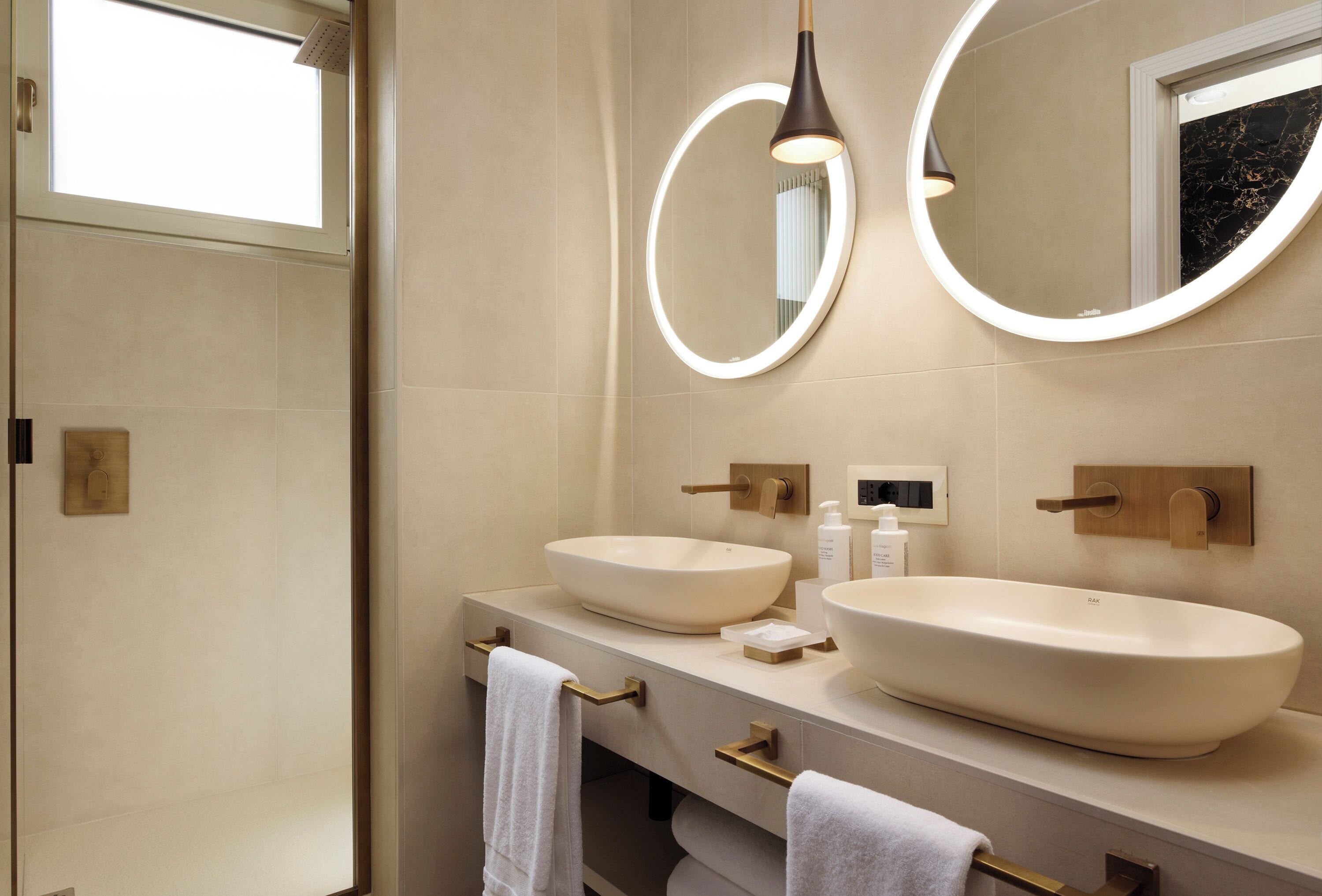 superior executive city view | bathroom | free toiletries, hair dryer, bidet, towels