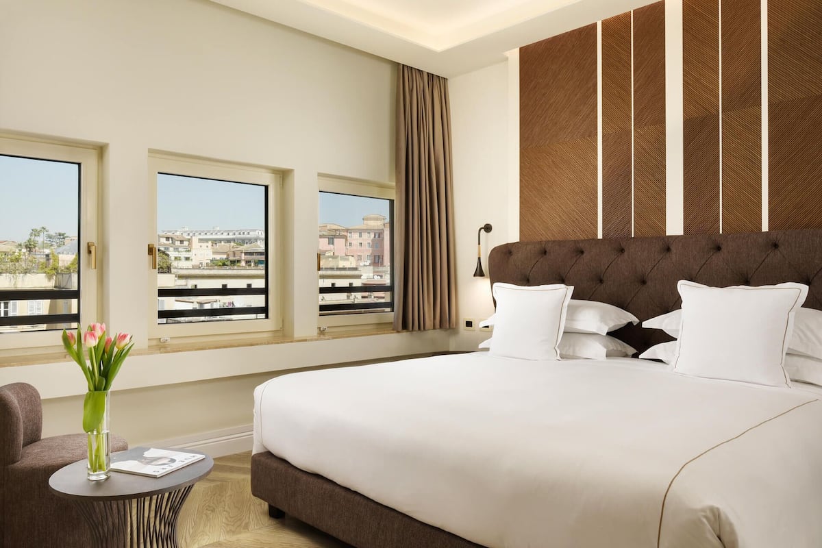Suite with Jacuzzi and Panoramic View | 미니바, 객실 내 금고, 책상, 방음 설비