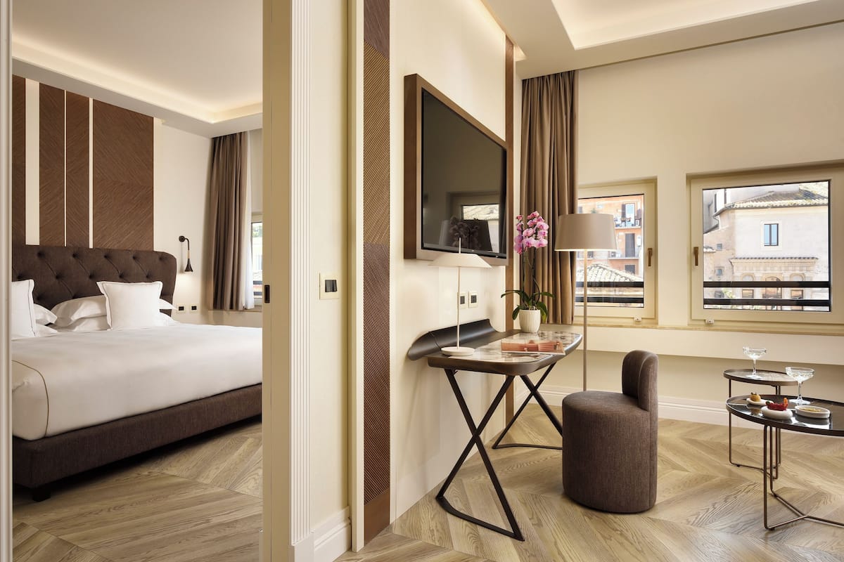 Suite, baignoire Ă remous, vue sur la ville | 1 chambre, minibar, coffre-fort, bureau