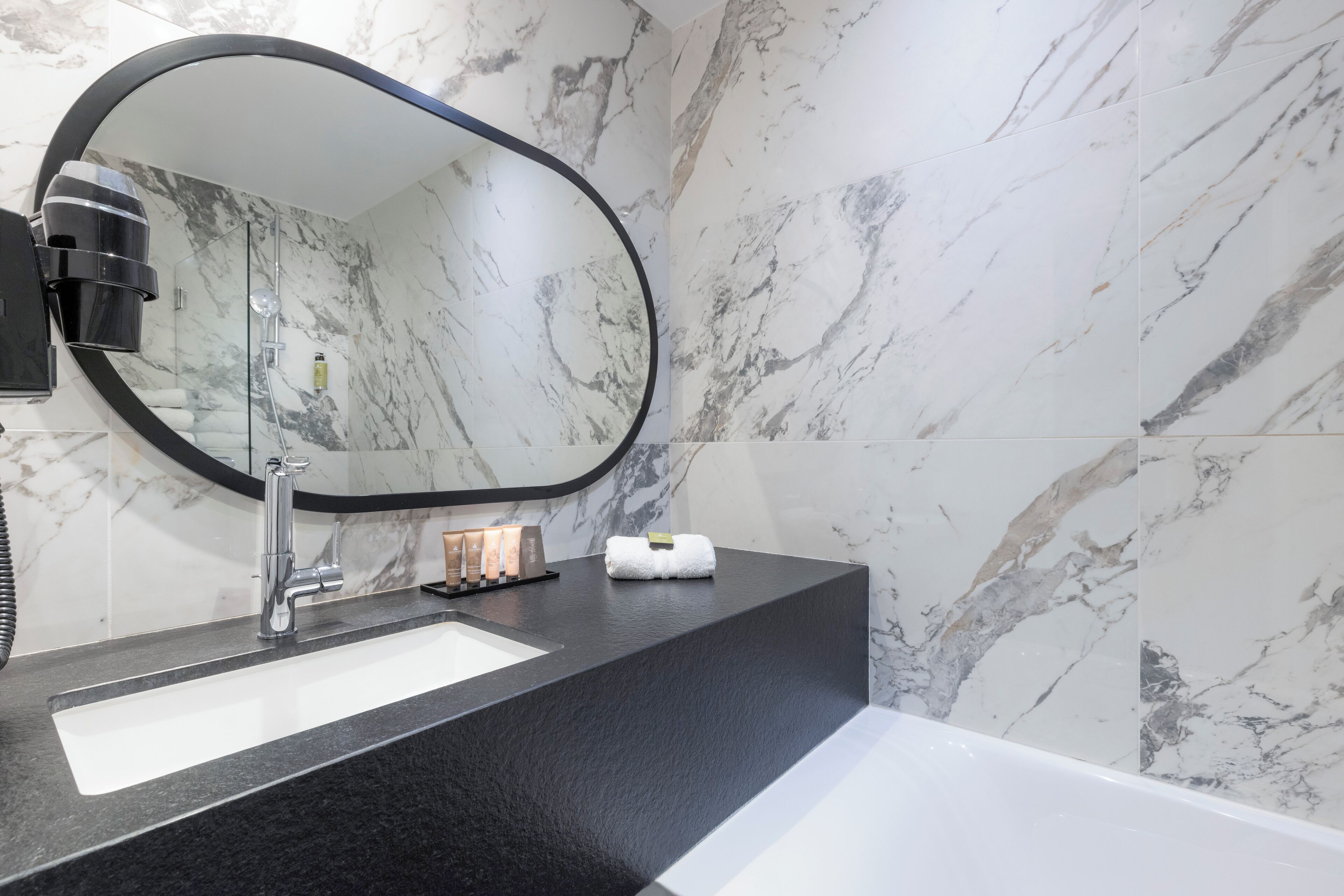 shower, free toiletries, hair dryer, towels