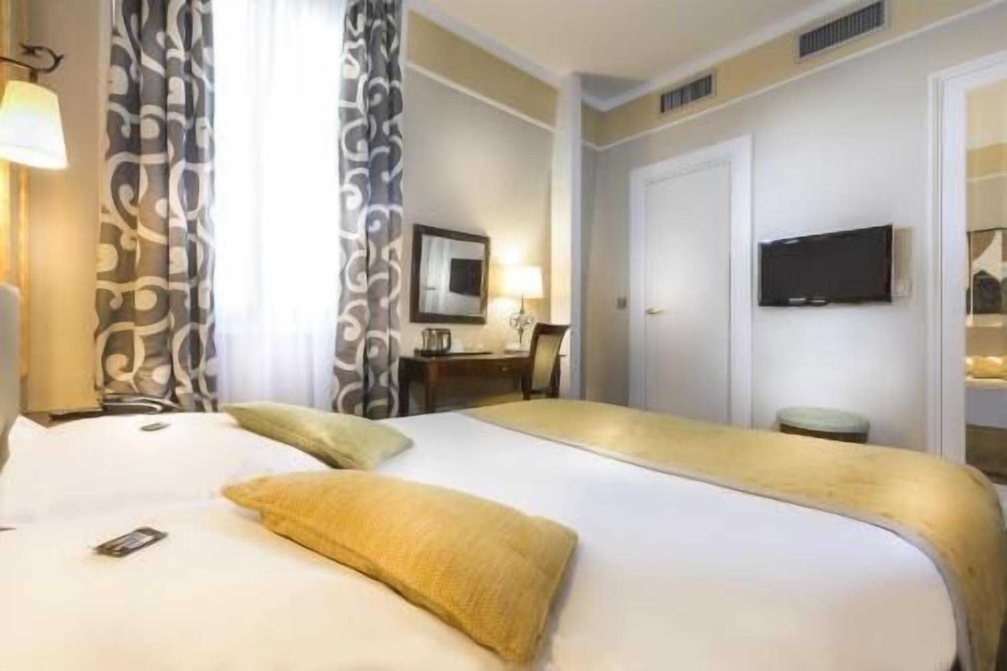 1 phòng ngủ, bộ đồ giường cao cấp, minibar, két bảo mật tại phòng 