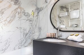 Habitación triple Premium | Baño | Regadera, amenidades de baño gratuitas, secadora de cabello, toallas 