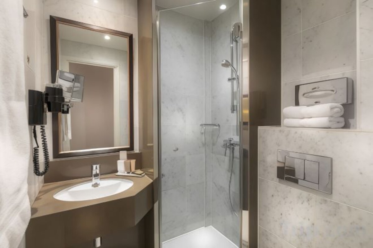 Baño | Ducha, artículos de higiene personal gratuitos y secador de pelo