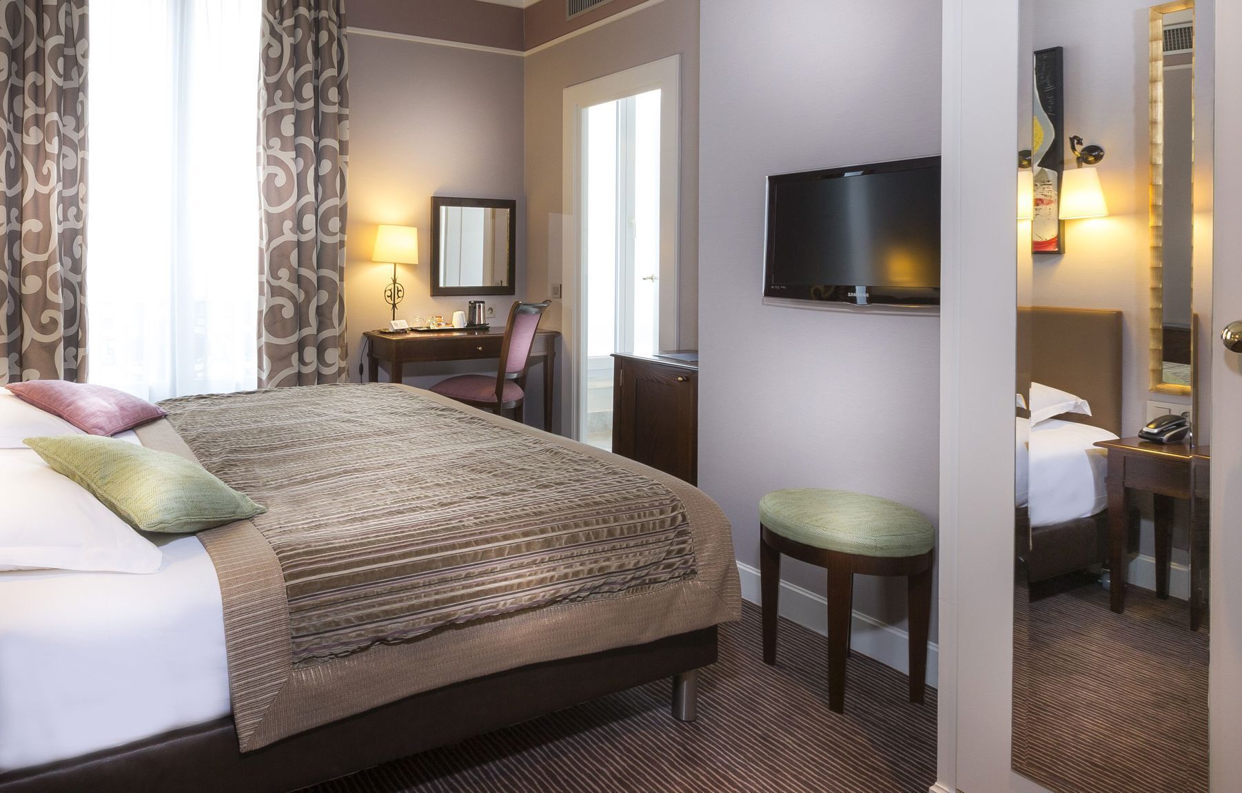 1 phòng ngủ, bộ đồ giường cao cấp, minibar, két bảo mật tại phòng 