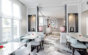 30 インチの液晶テレビ (衛星放送視聴可)、テレビ