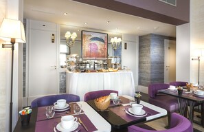 朝食 (ビュッフェ)、毎日提供 (1 名様 17.00 EUR)