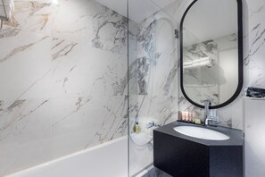 Ducha, artículos de tocador gratuitos, secador de pelo, toallas