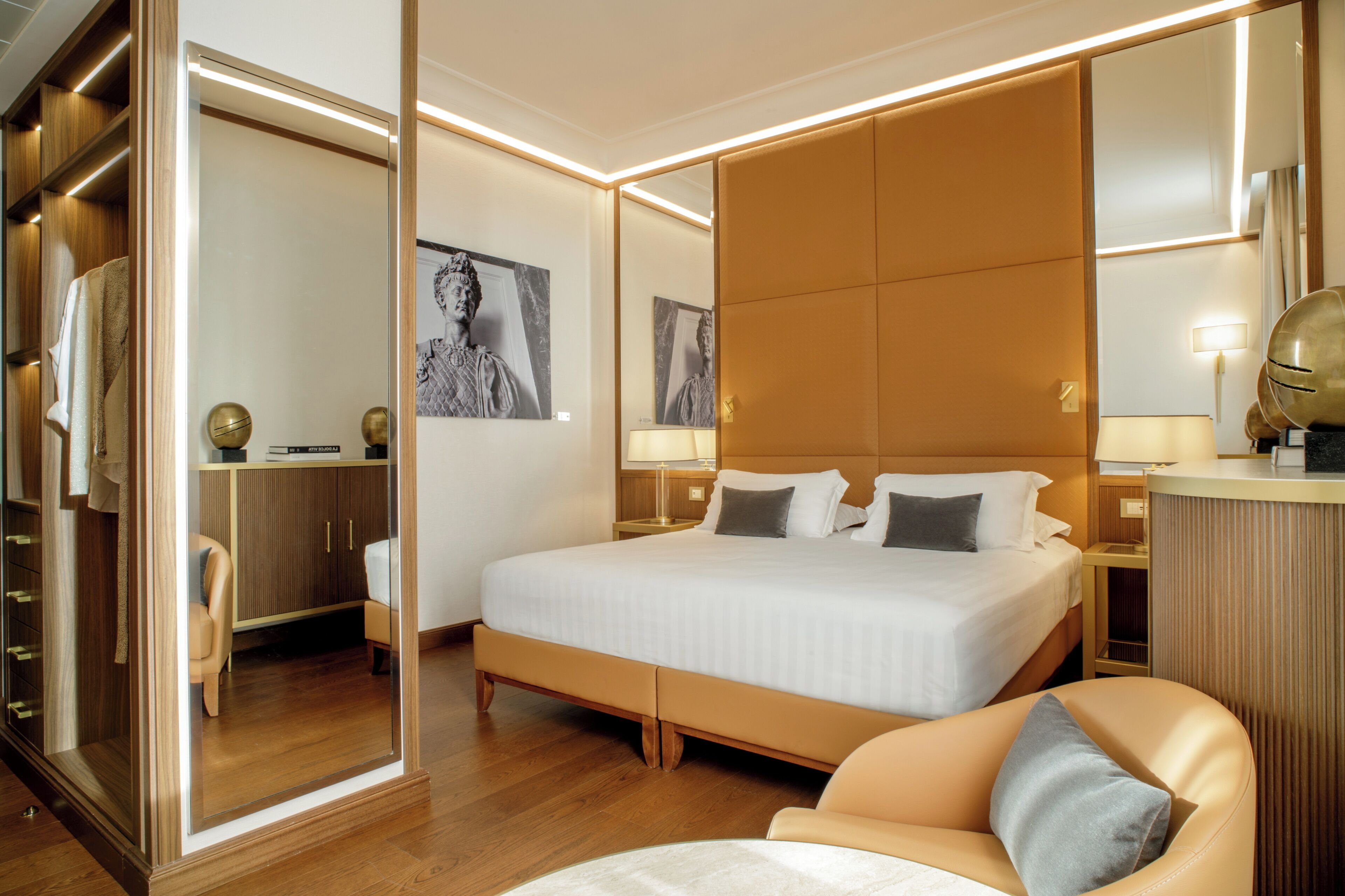 Minibar, caja de seguridad en la habitación y escritorio 