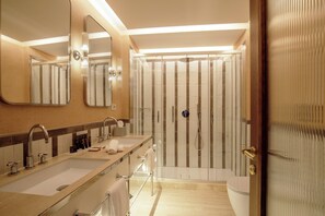 Quarto casal superior | Banheiro | Chuveiro/banheira combinados, secador de cabelo, bidê, toalhas de banho