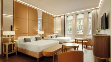 Minibar, caja de seguridad en la habitación y escritorio