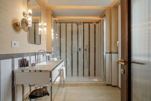 Bañera con ducha, secador de pelo, bidet, toallas