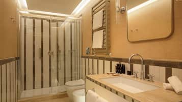 Combined shower/tub, hair dryer, bidet, towels