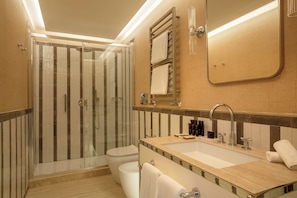 Combined shower/bathtub, hair dryer, bidet, towels