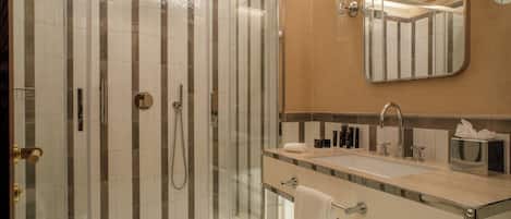 Une salle de bain moderne avec une douche à parois de verre, un meuble-lavabo à deux vasques et un grand miroir.