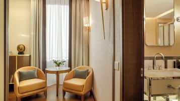 Kahden hengen superior-huone | Minibaari, tallelokero huoneessa, työpöytÀ, pimennysverhot